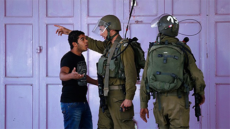 israelies expulsan a un palestino de su casa